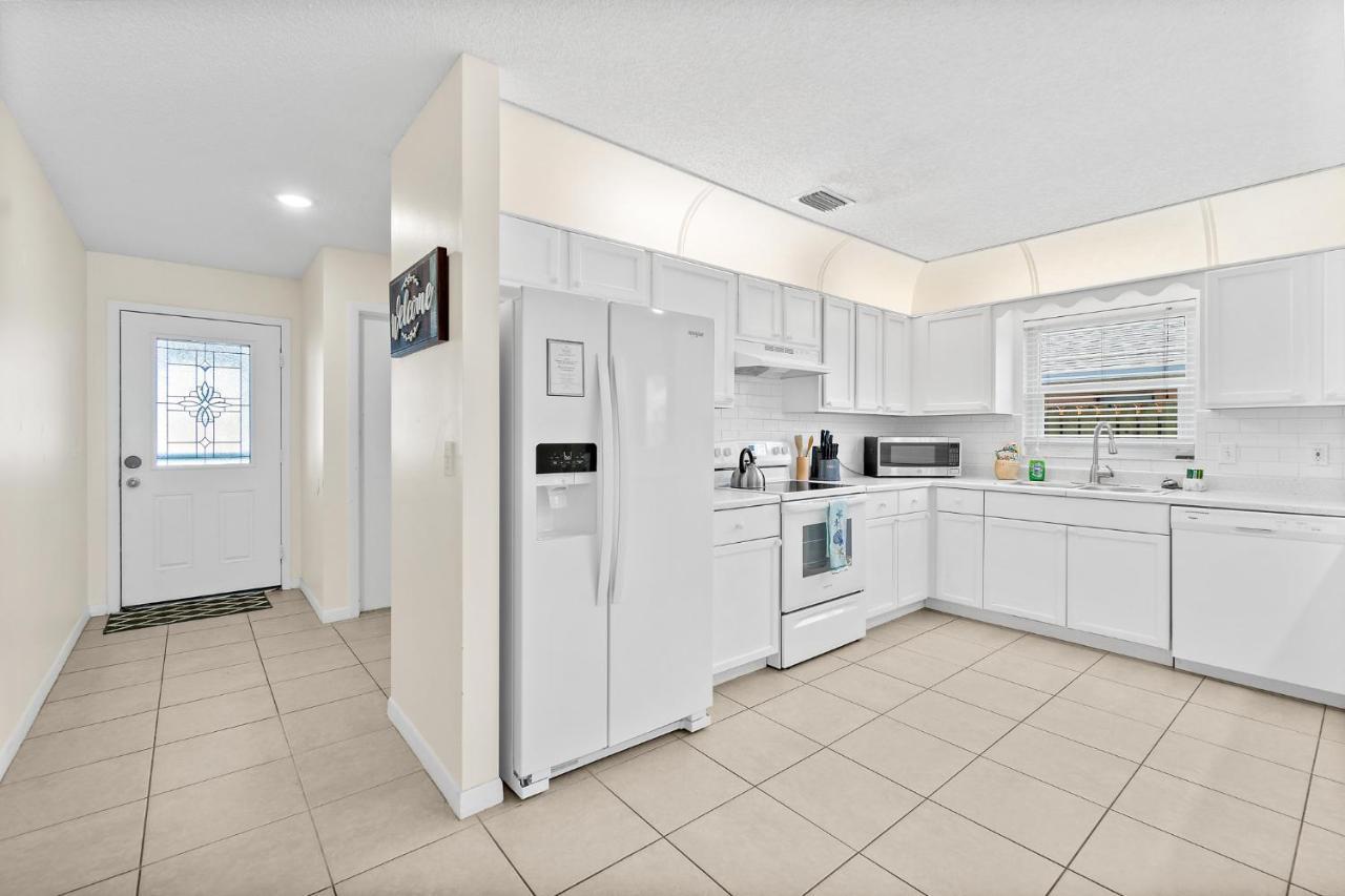 Oceanview Haven - 2Br Beach Townhome With Patio, Shared Heated Pool Steps From Paradise Beach Park! Melbourne Exterior photo